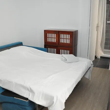 Faubourg Saint Martin Apartment *
